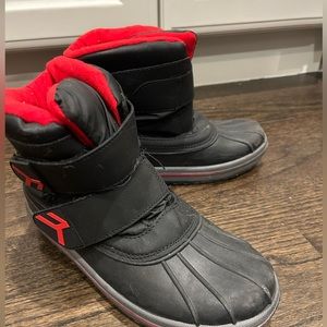 Cat & Jack Kids Black Snow Boots Red Thermolite. Size 5